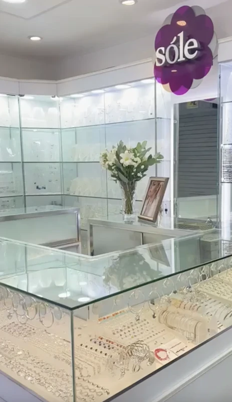 Somos una empresa que nos dedicamos a la fabricación de joyas.