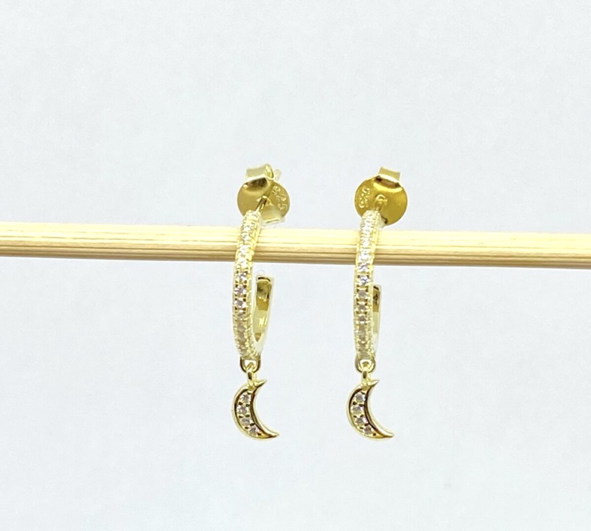 luna colgada enchapada oro 18k SoleJoyas Argollas de Plata enchapado en Oro 18k con Luna Colgada y Cristales - Imagen 1