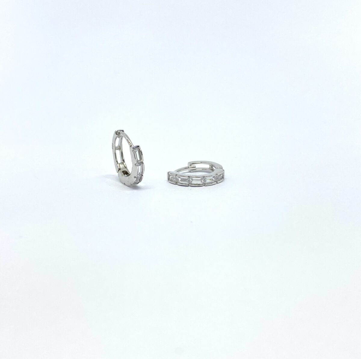 IMG_4055 SoleJoyas Argolla de Plata Pequeñas con cristal de Baguette - Imagen 1