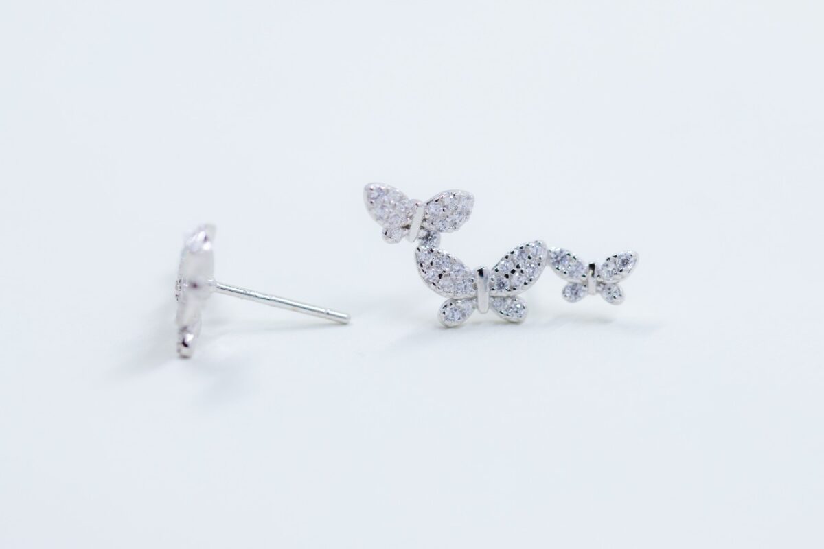 Imagen de WhatsApp 2022-12-09 a las 17.49.36 solejoyas arete de plata 9.25 con circonio suizo y rodio en forma de 3 mariposas - Imagen 1