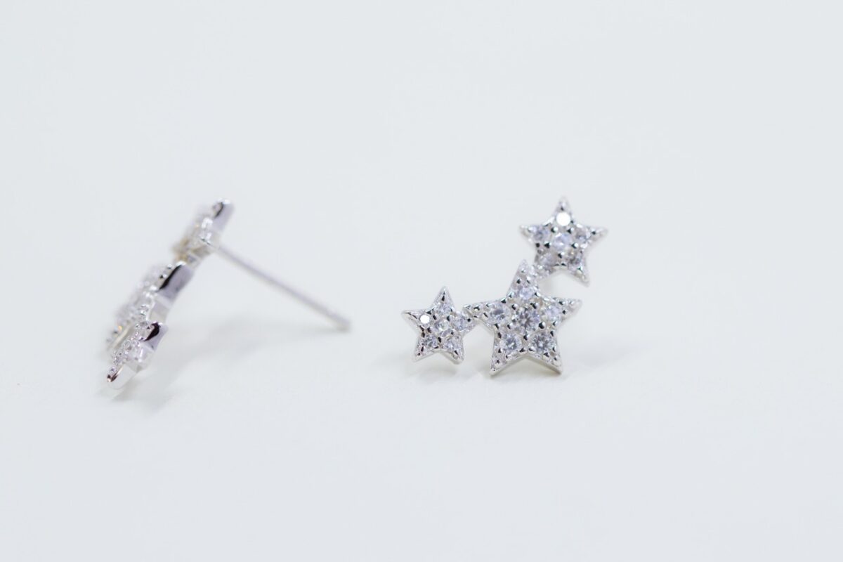 Imagen de WhatsApp 2022-12-09 a las 17.51.38 solejoyas  arete de plata 9.25 con circonio suizo y rodio en forma de 3 estrellas - Imagen 1