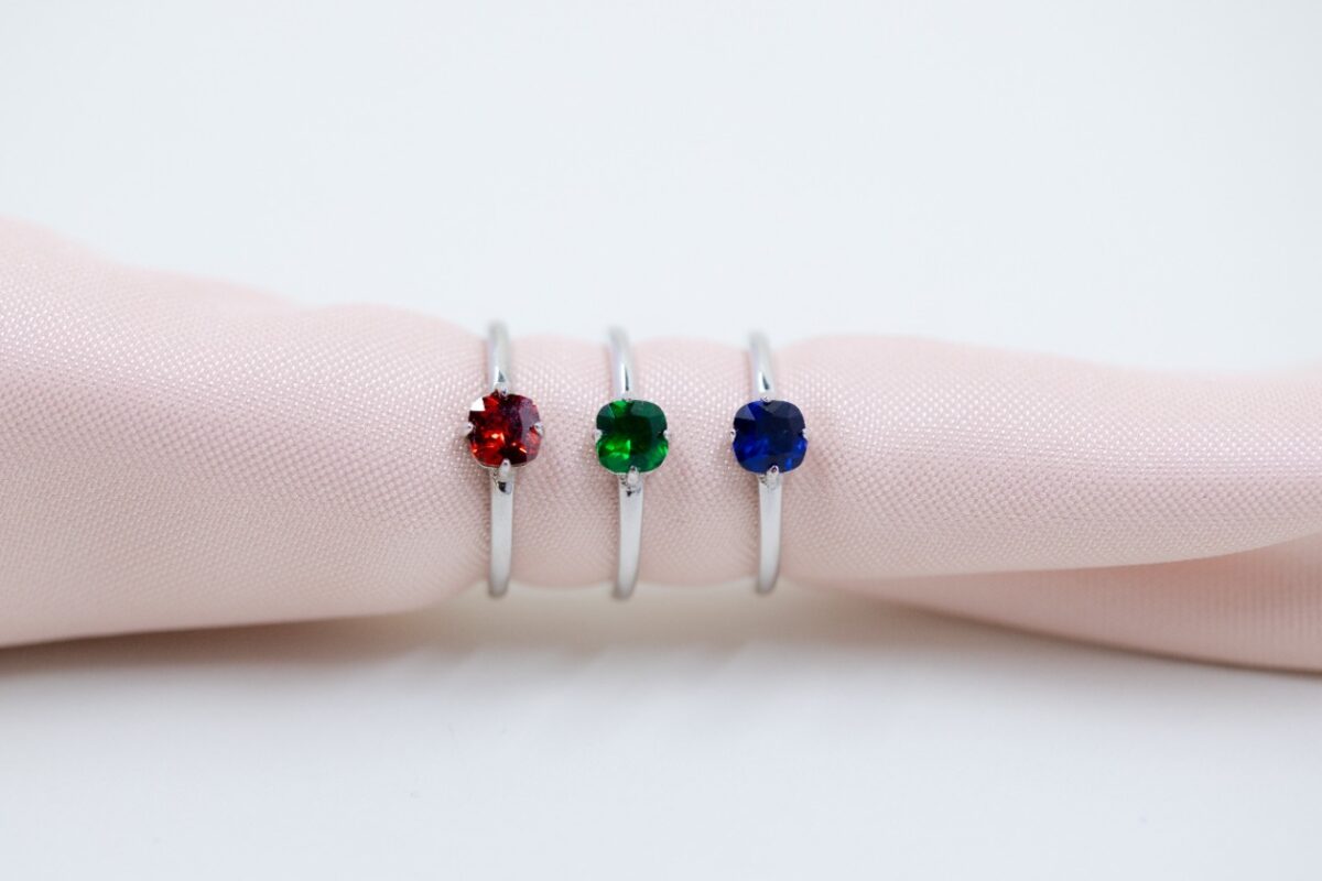 Imagen de WhatsApp 2022-12-09 a las 20.24.51 solejoyas sortija de plata 9.25 con circones de colores en forma de cuadrada - Imagen 1