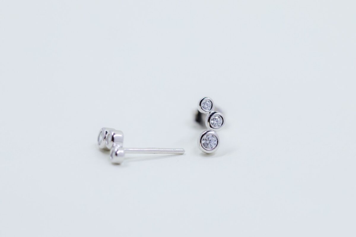 solejoyas arete de plata 9.25 con circones suizos y rodio en forma de tres circulos - Imagen 1