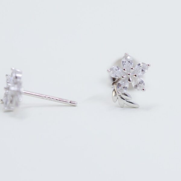 solejoyas arete de plata 9.25 con circones suizos y rodio en forma de flor